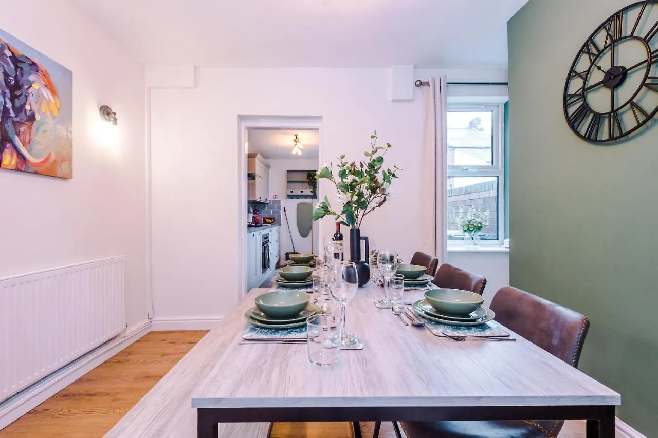 Stylish City-Centre Home: Chester Comfort for 6 Holiday home