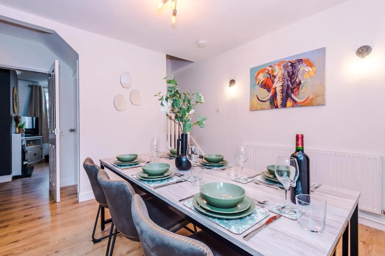 Stylish City-Centre Home: Chester Comfort for 6