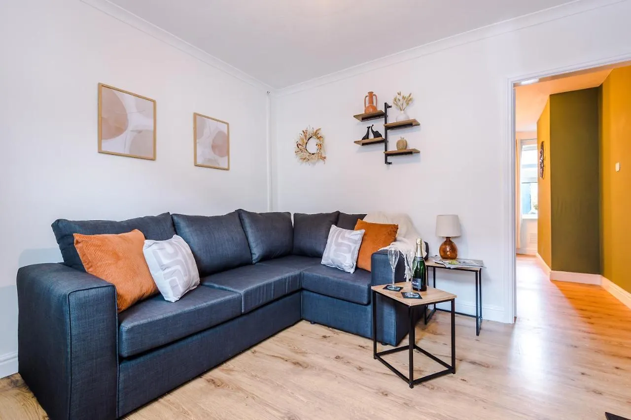 Stylish City-Centre Home: Chester Comfort for 6 Holiday home