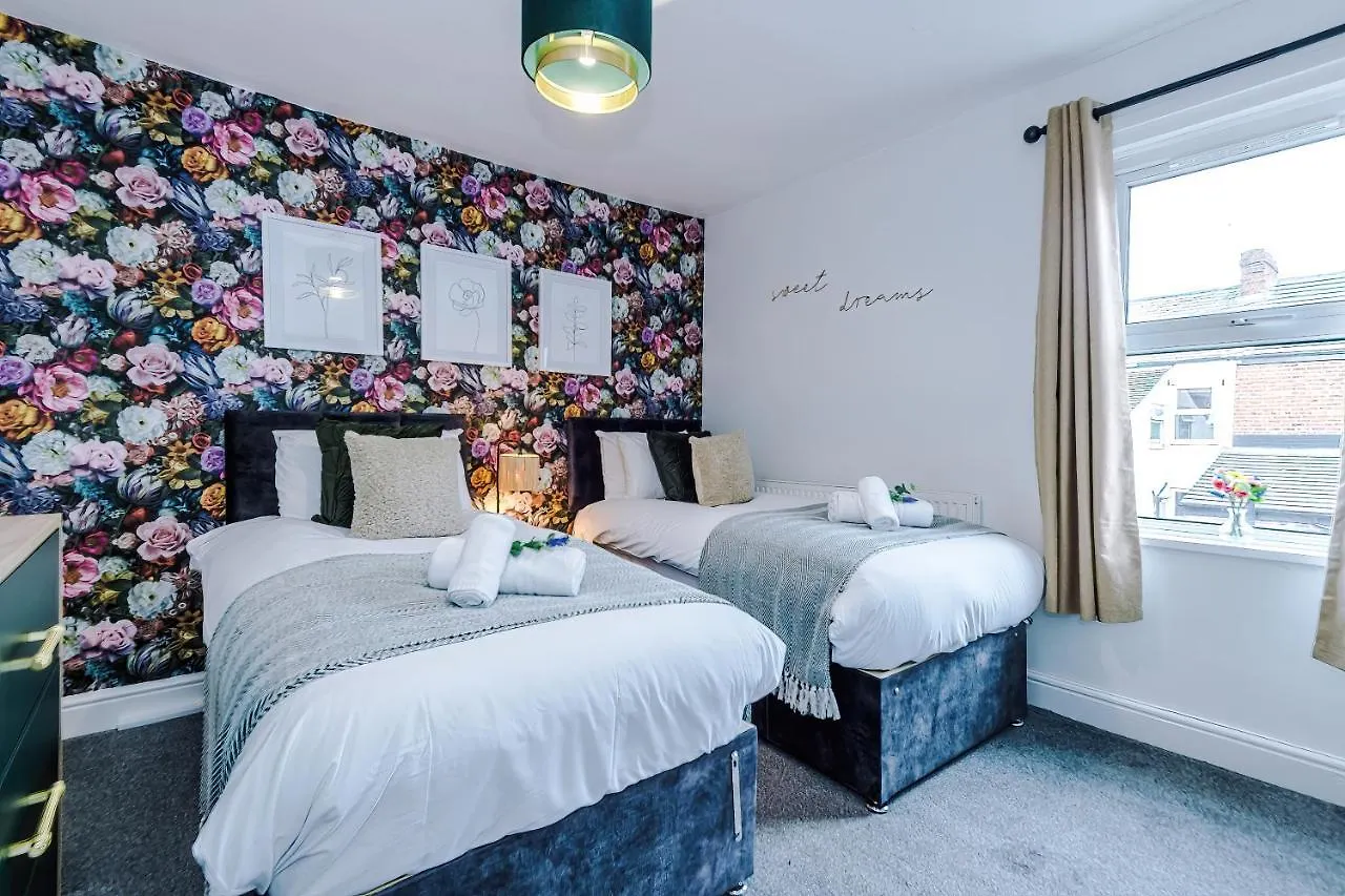 Stylish City-Centre Home: Chester Comfort for 6 0*,