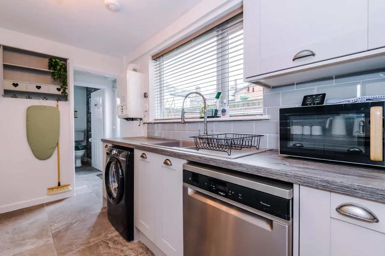 Stylish City-Centre Home: Chester Comfort for 6 Holiday home