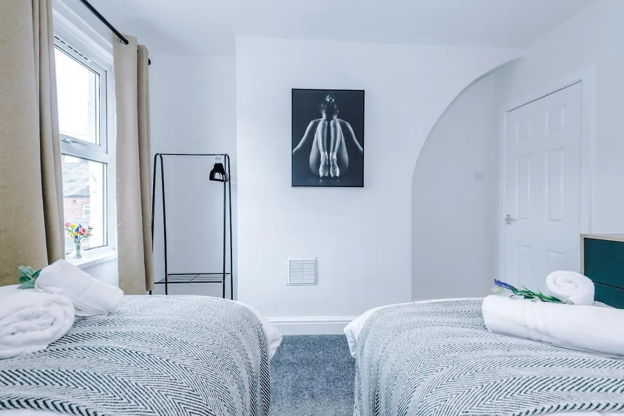 Stylish City-Centre Home: Chester Comfort for 6