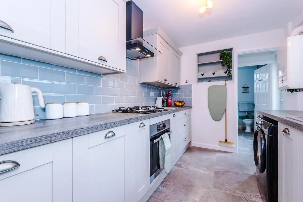 Stylish City-Centre Home: Chester Comfort for 6 Holiday home