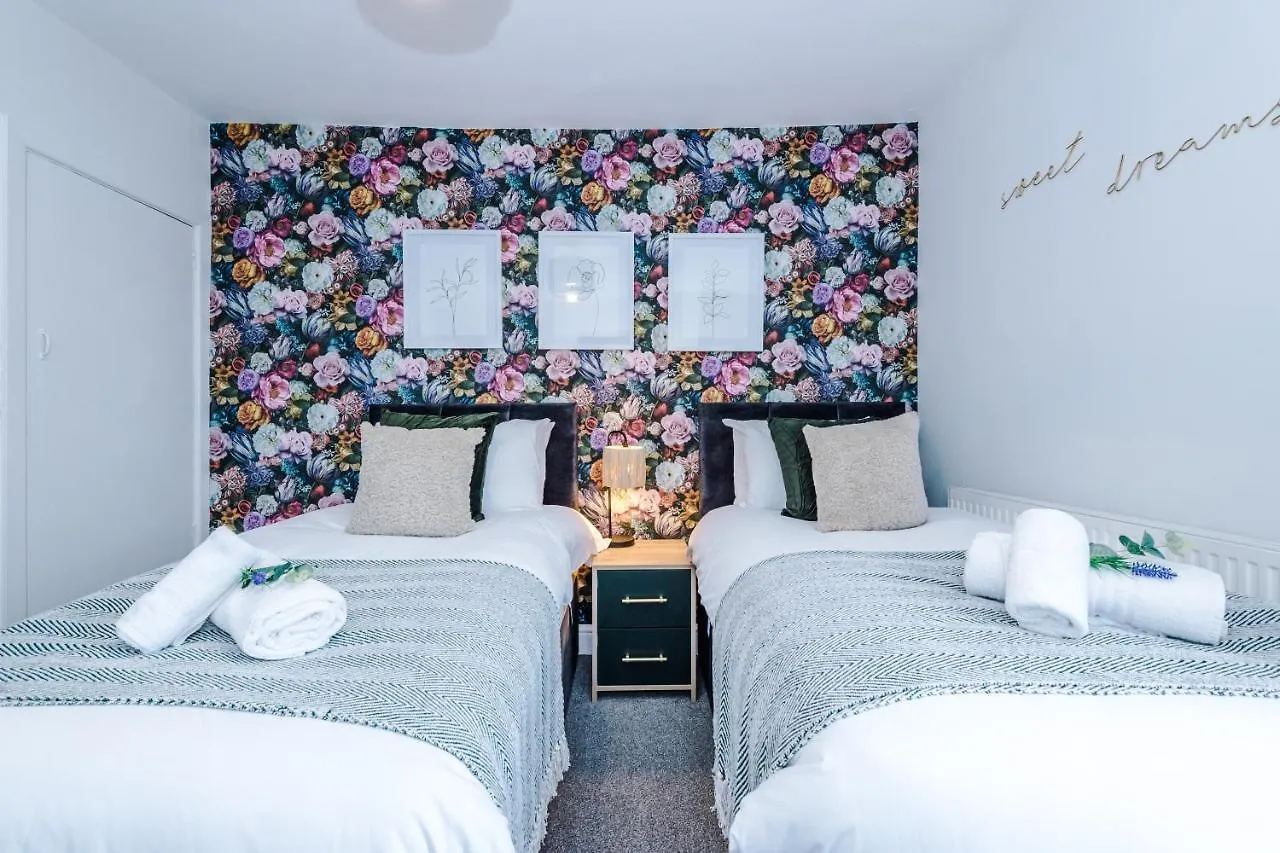 Stylish City-Centre Home: Chester Comfort for 6
