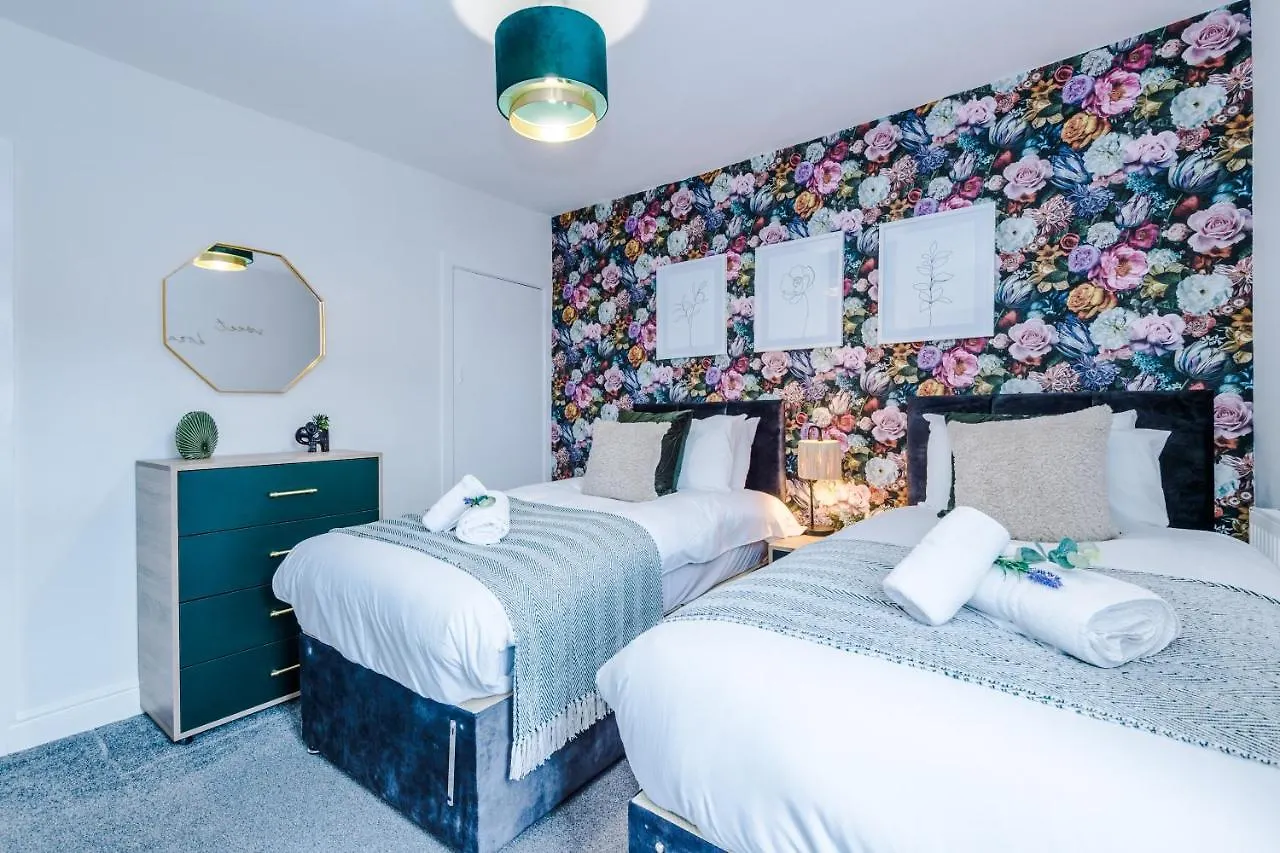 Stylish City-Centre Home: Chester Comfort for 6 0*,