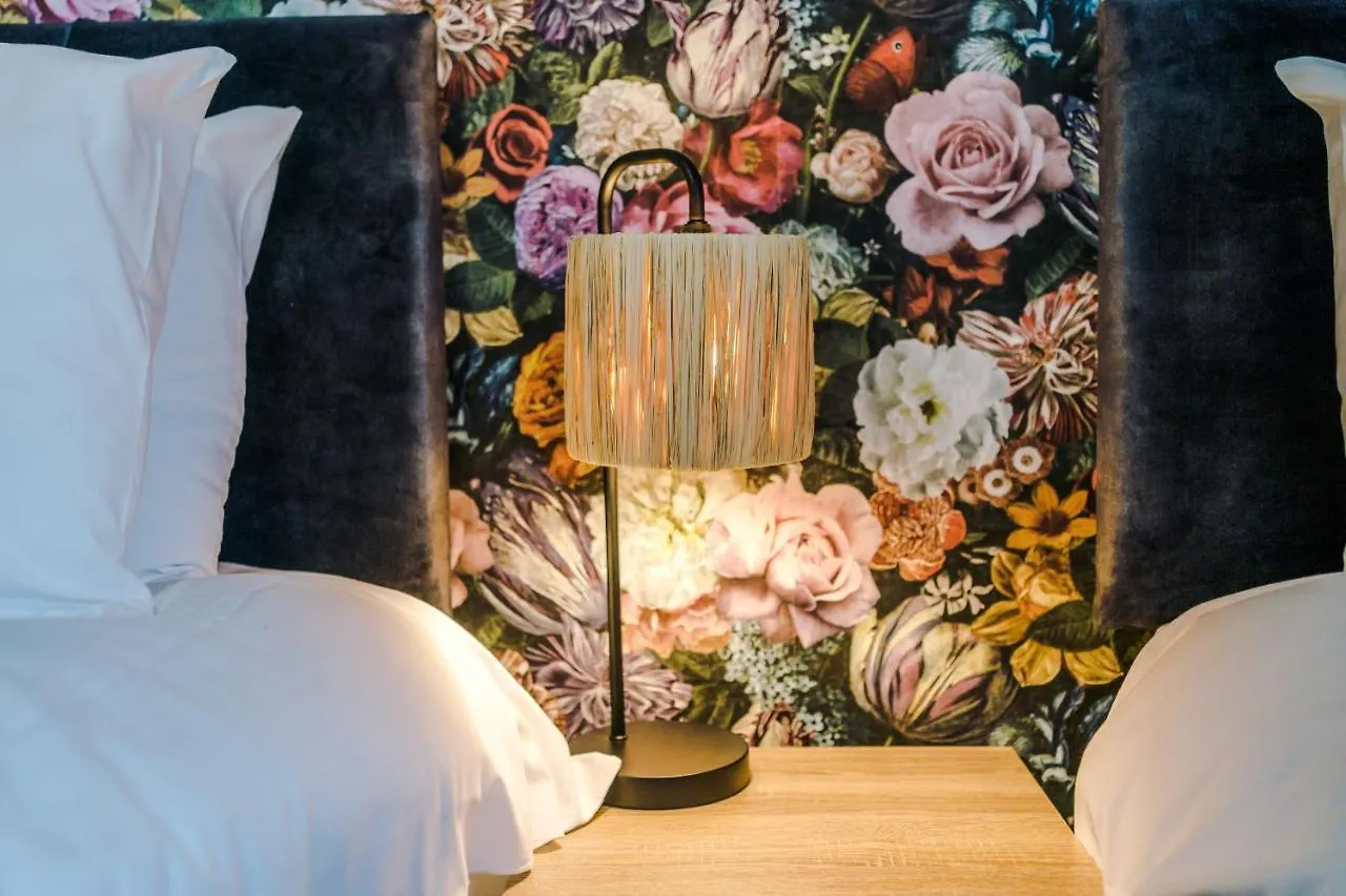 Stylish City-Centre Home: Chester Comfort for 6