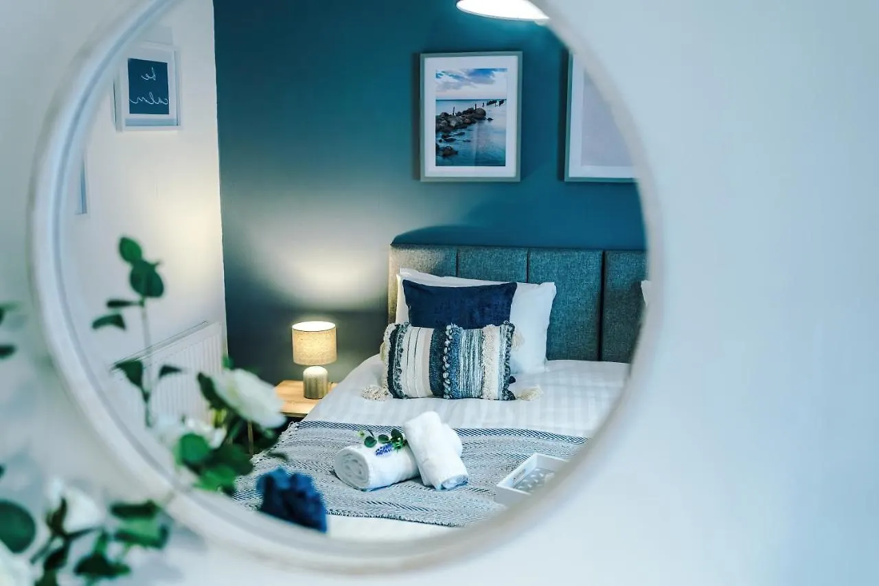 Stylish City-Centre Home: Chester Comfort for 6 Holiday home