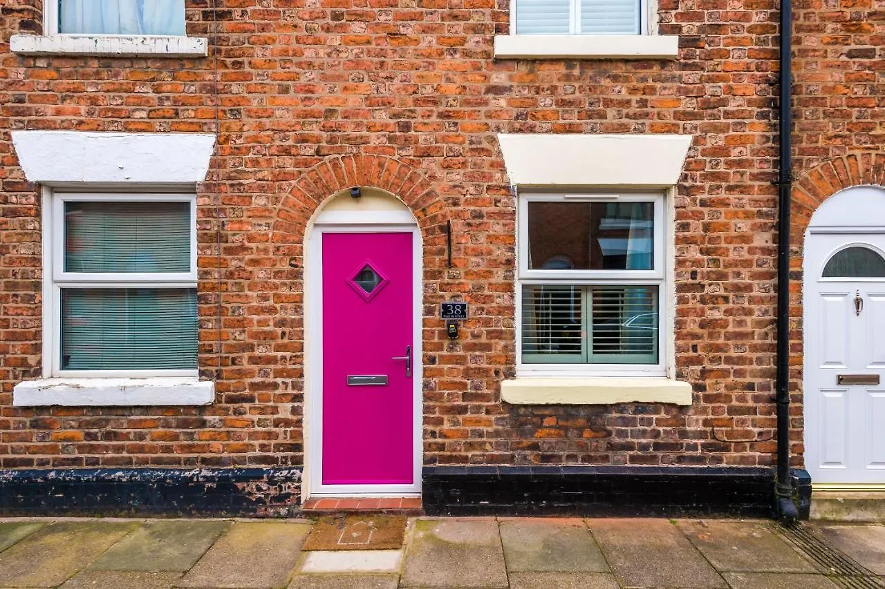 Holiday home Stylish City-Centre Home: Chester Comfort for 6