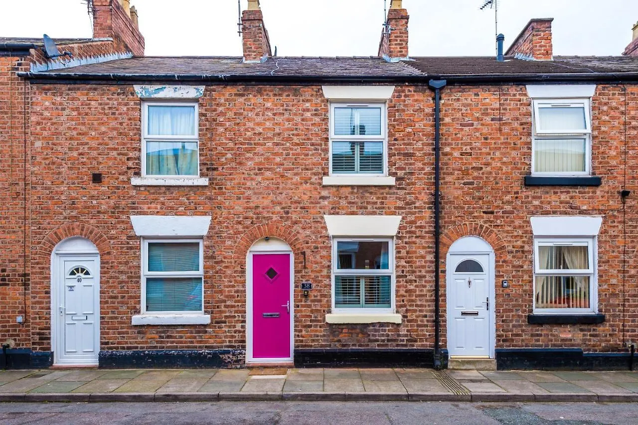 Stylish City-Centre Home: Chester Comfort for 6 United Kingdom