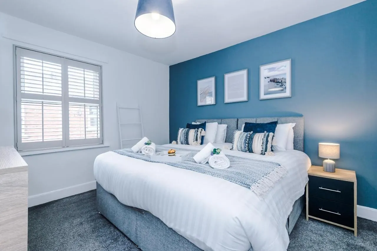 Stylish City-Centre Home: Chester Comfort for 6 Holiday home