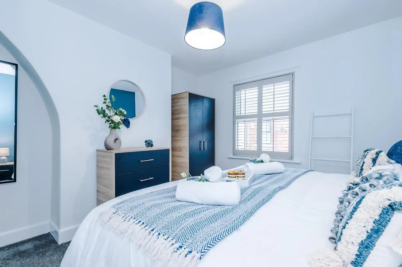 Stylish City-Centre Home: Chester Comfort for 6
