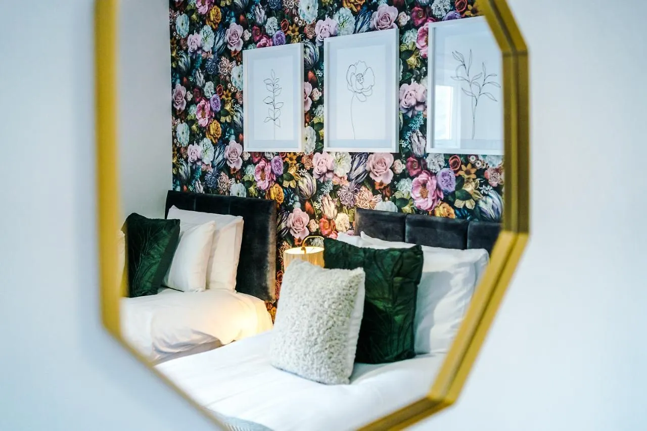 Stylish City-Centre Home: Chester Comfort for 6
